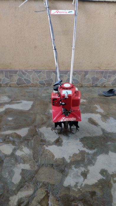 Scarificator gazon Mantis cu motor in 2 timpi Honda.