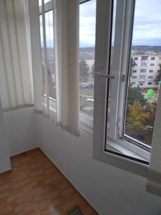 Vand Apartament  .4camere ,2 bai .bucatarie .mobilat .