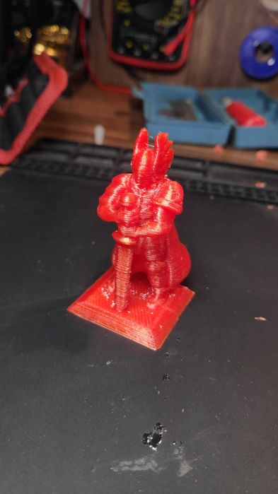 Dice tower, figurine Dungeons & Dragons (Elf, Dwarf, Human, etc)