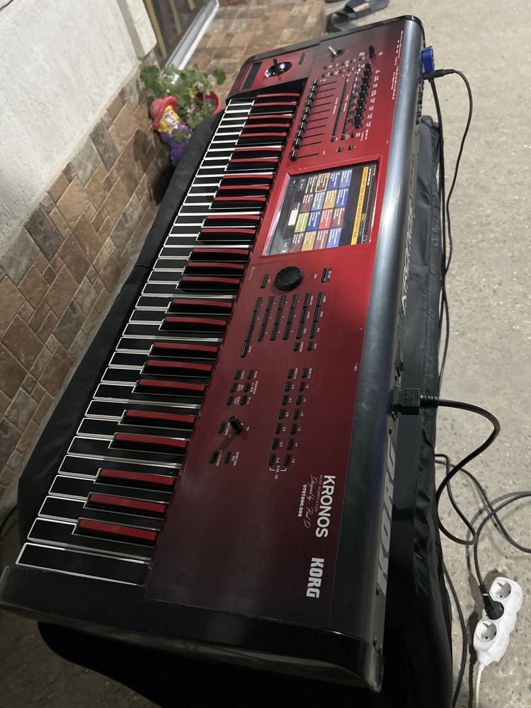 Vand sau schimb korg kronos 1 are 4GB ram citeste dupa kronos 2
