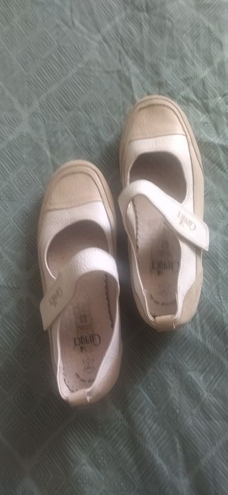 Дамски ежедневни обувки от естествена кожа.