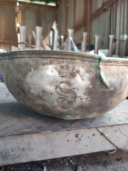 Vas de alamă placat cu argint coroana regelui ,,S,,