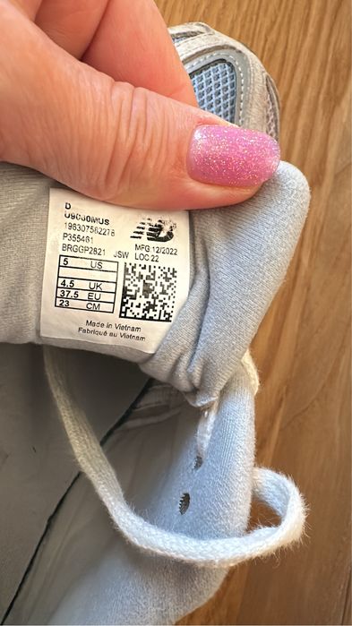 Adidasi  9060 marimea 37,5 stare f buna purtati o luna de zile