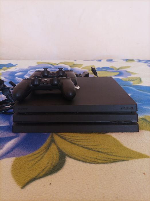 PS 4 ,2 manete ,3 jocuri