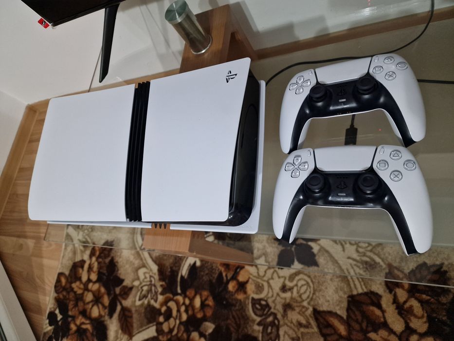 PlayStation 5 Pro 2TB + 2 manete | Stare excelentă