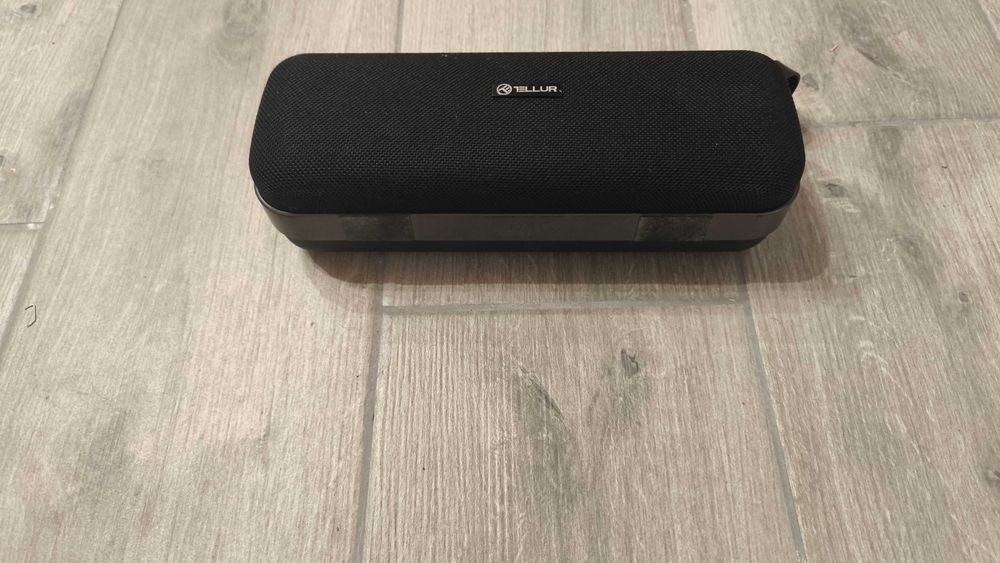 Boxe Serioux: sistem 2.0, lemn, 6W NOI -- Tellur: plastic, 10W Second