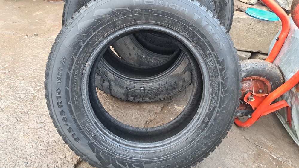 Продам резину нокиан на 215/65/16 зима