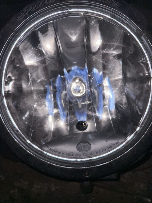 Продават се два броя халогени HELLA.