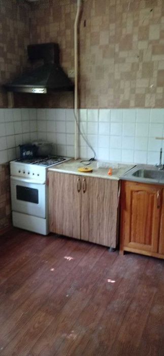 Юнусабад 3 кв. 2-хона. Срочно. Кирпичный.