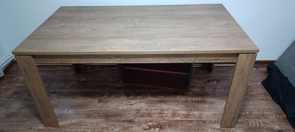 Masă mare de bucătărie