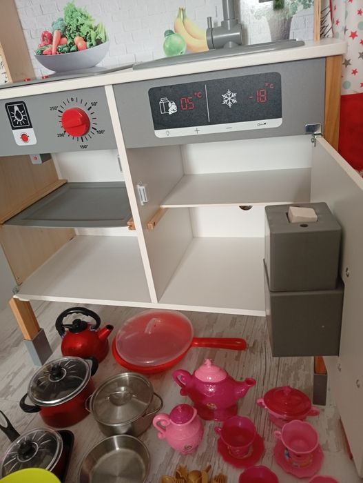 Дървена детска кухня + кухненски принадлежности