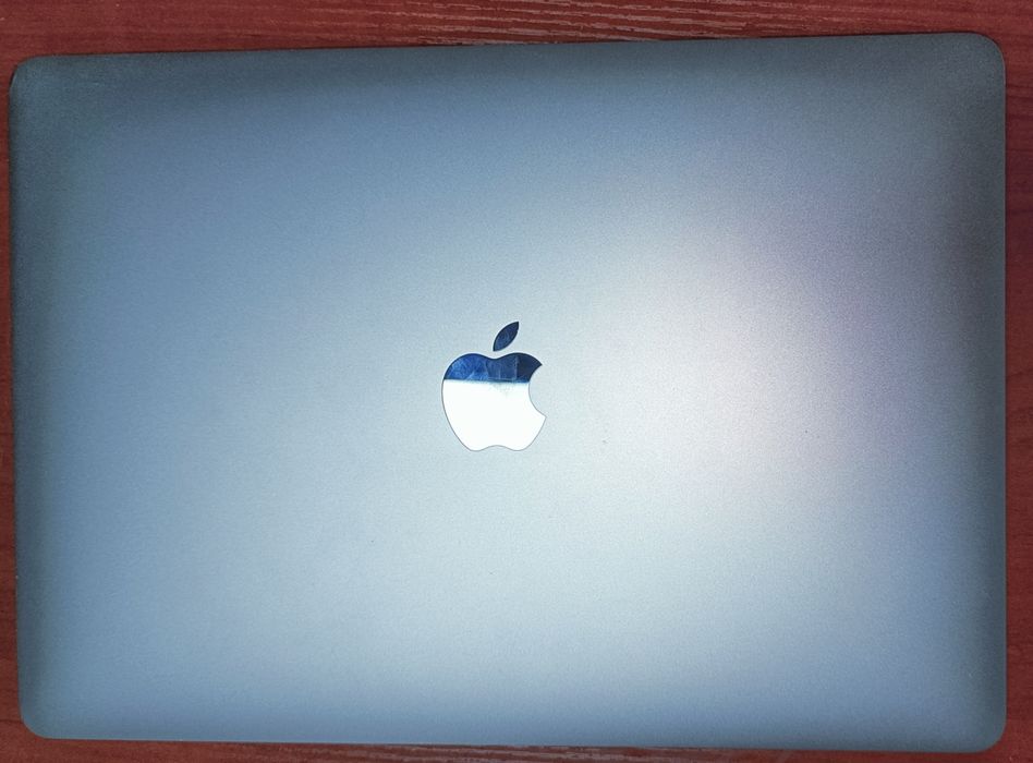 Sotiladi: MacBook Pro M1 8/256GB