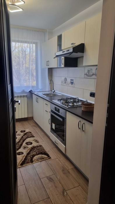 Inchiriez apartameant cu 3 camere.