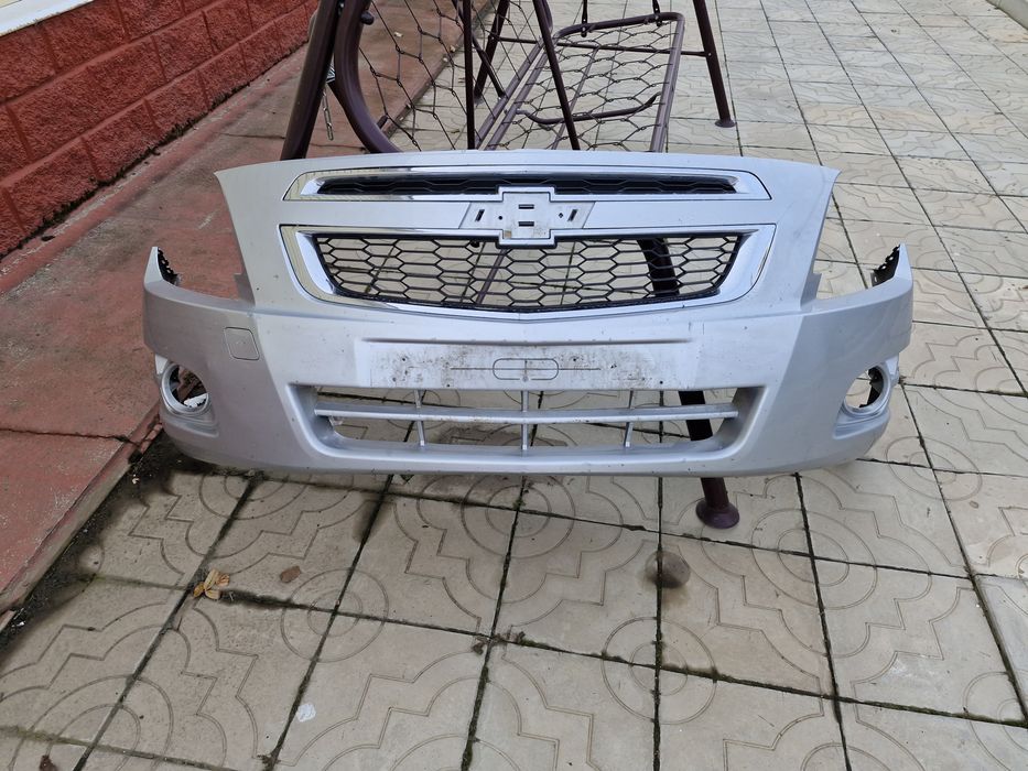 Продам бу бампер на шевроле кобальт  есть маленькая трещина  и сколы.