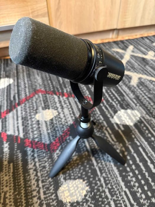 Microfon Shure MV 7 podcast + brat Elgato Wave Mic Arm High Rise