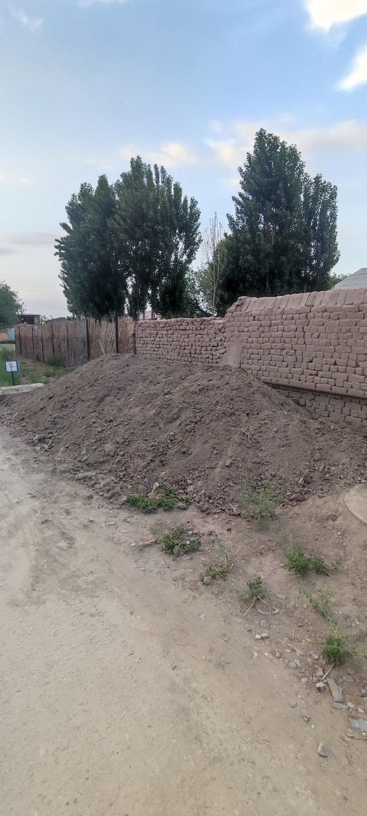 Топырак бар. Бесплатно. Кебир ауылда. Зор маркеттин арты