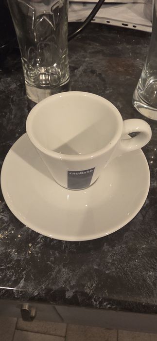 Чаши, чинии и прибори