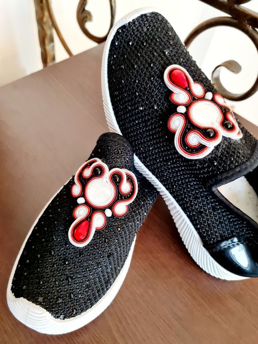 Balerini negri cu aplicații handmade