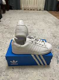 Продам крассовки Adidas superstar.