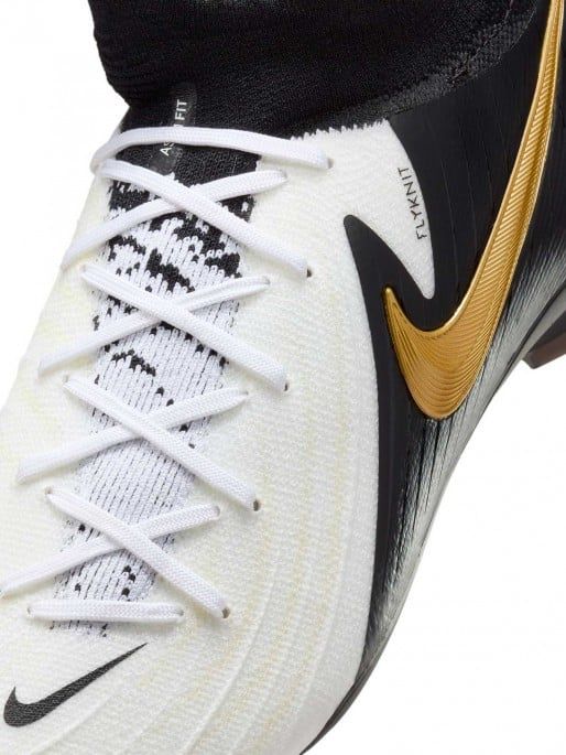 СПЕШНО се продава Nike Обувки PHANTOM LUNA II PRO FG 40.5 номер.