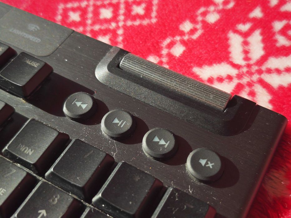 Logitech G915 - безжична, механична клавиатура, тактилна, без проблеми