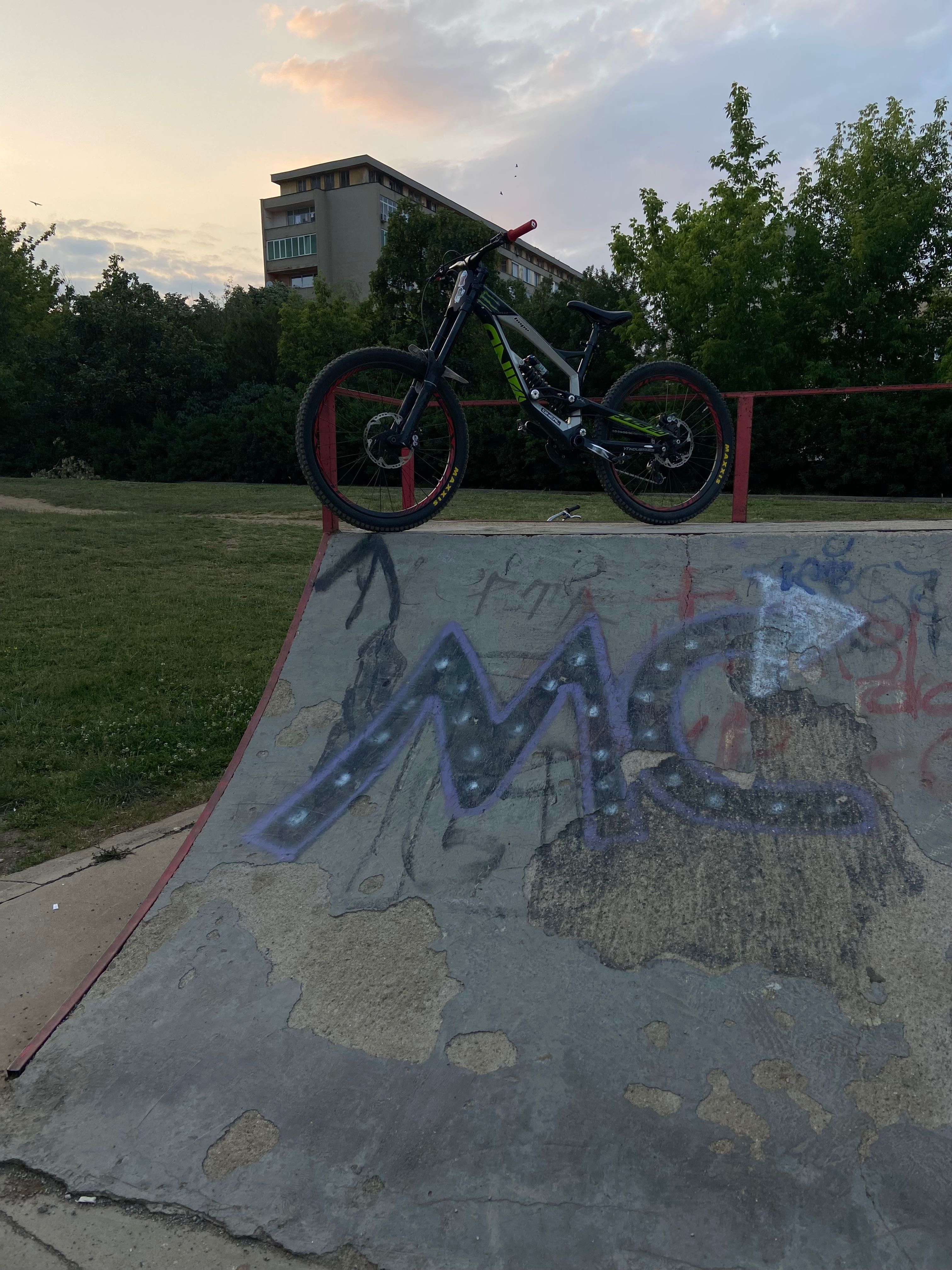YT Tues DH колело