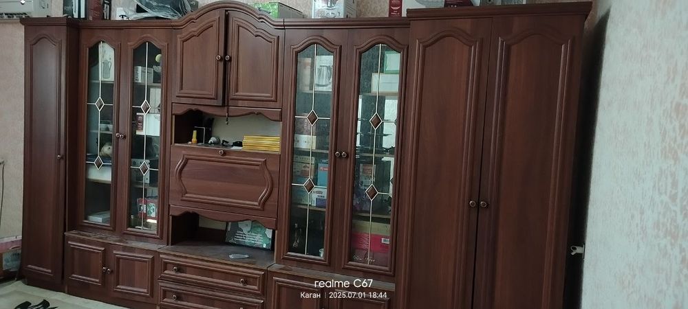 Стенка сотилади. Холати яхши. Нархи келишилади.