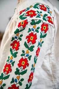 Ie/camasa populara/costum tradițional/folclor/Moldova/in/cusut manual