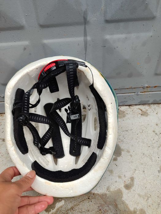 Детска каска за велосипед.