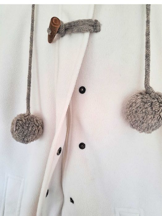 Бяло дамско палто