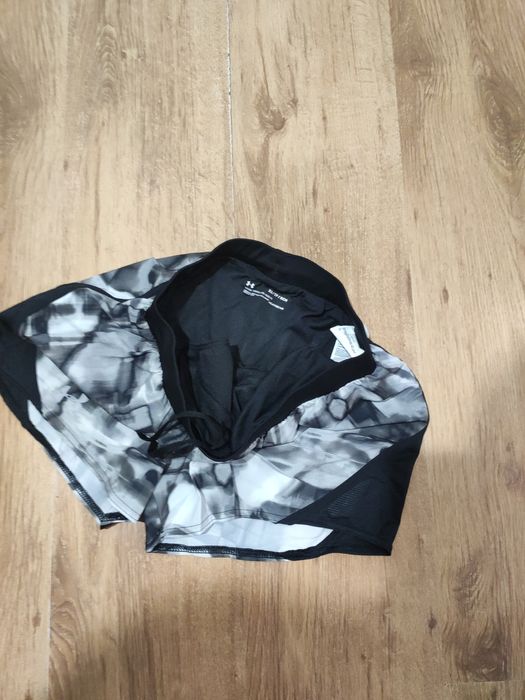 Pantaloni scurți de damă Under Armour mărimea XS