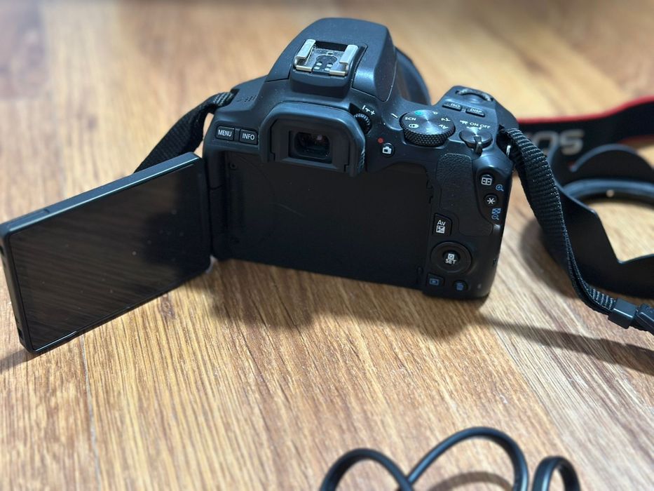 Vând Canon EOS 250D EF-S 18-55 IS STM kit