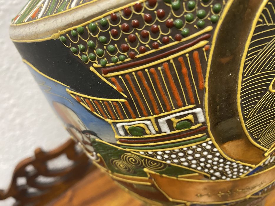 Японска ваза Сацума от началото на 20 век с ръчна позлата и релефна