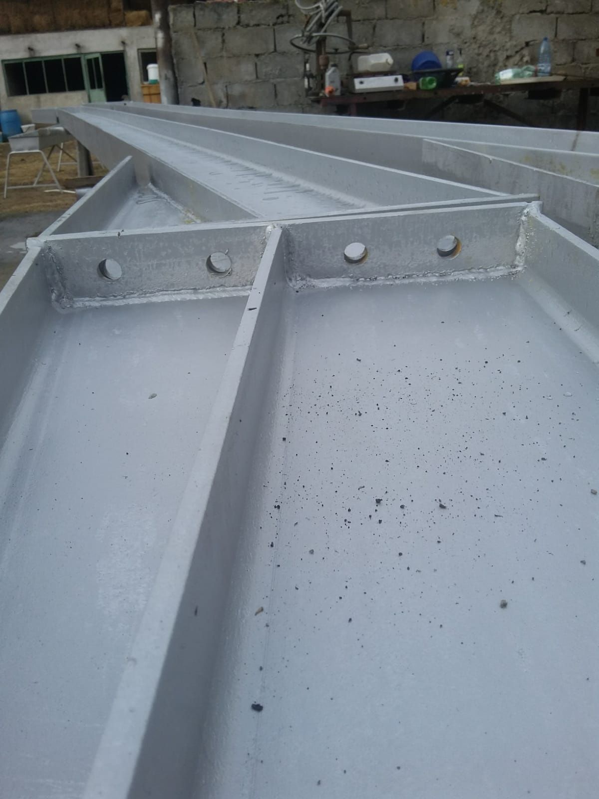 Vand structuri metalice noi avem pe stoc multe modele