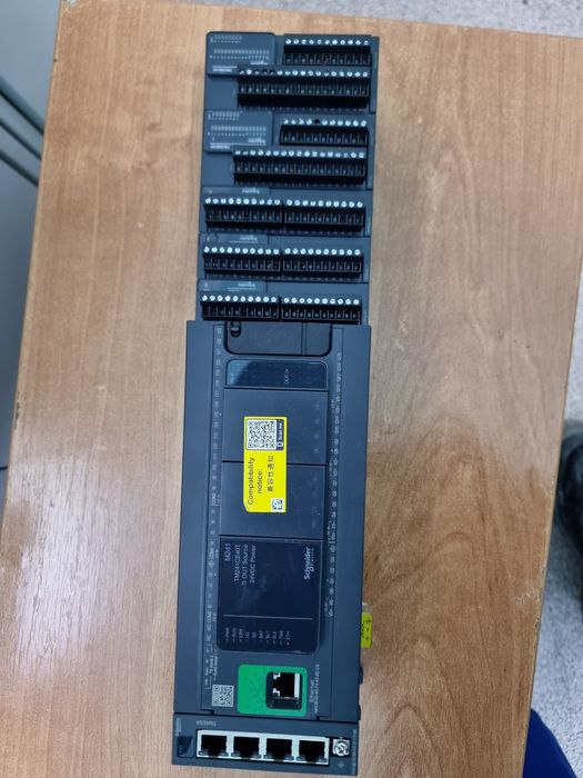 Schneider TM241CE40T, TM4ES4, TM3AI8, TM3DM24R.