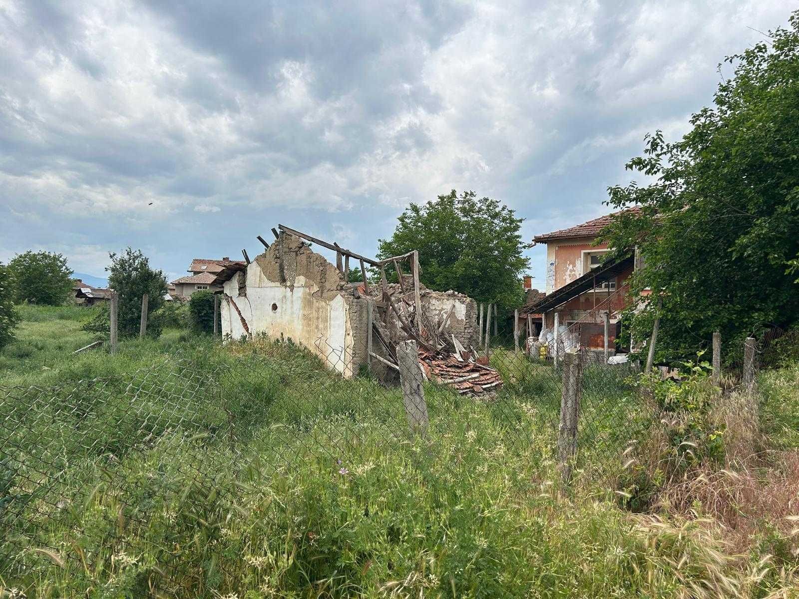 Продава се къща с голям двор