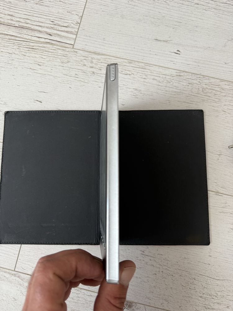 Ebook reader cu display luminat
