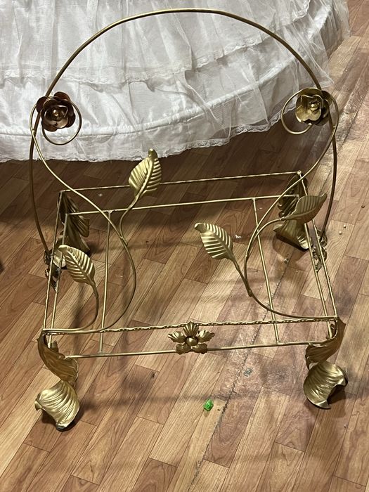 Sarpo sandiqlar sostayanasi yaxshi rangi tillo rang sepilgan