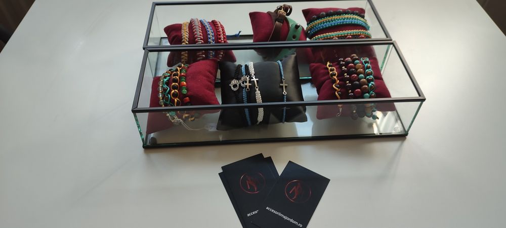 Portmonee de piele și brățări făcute manual