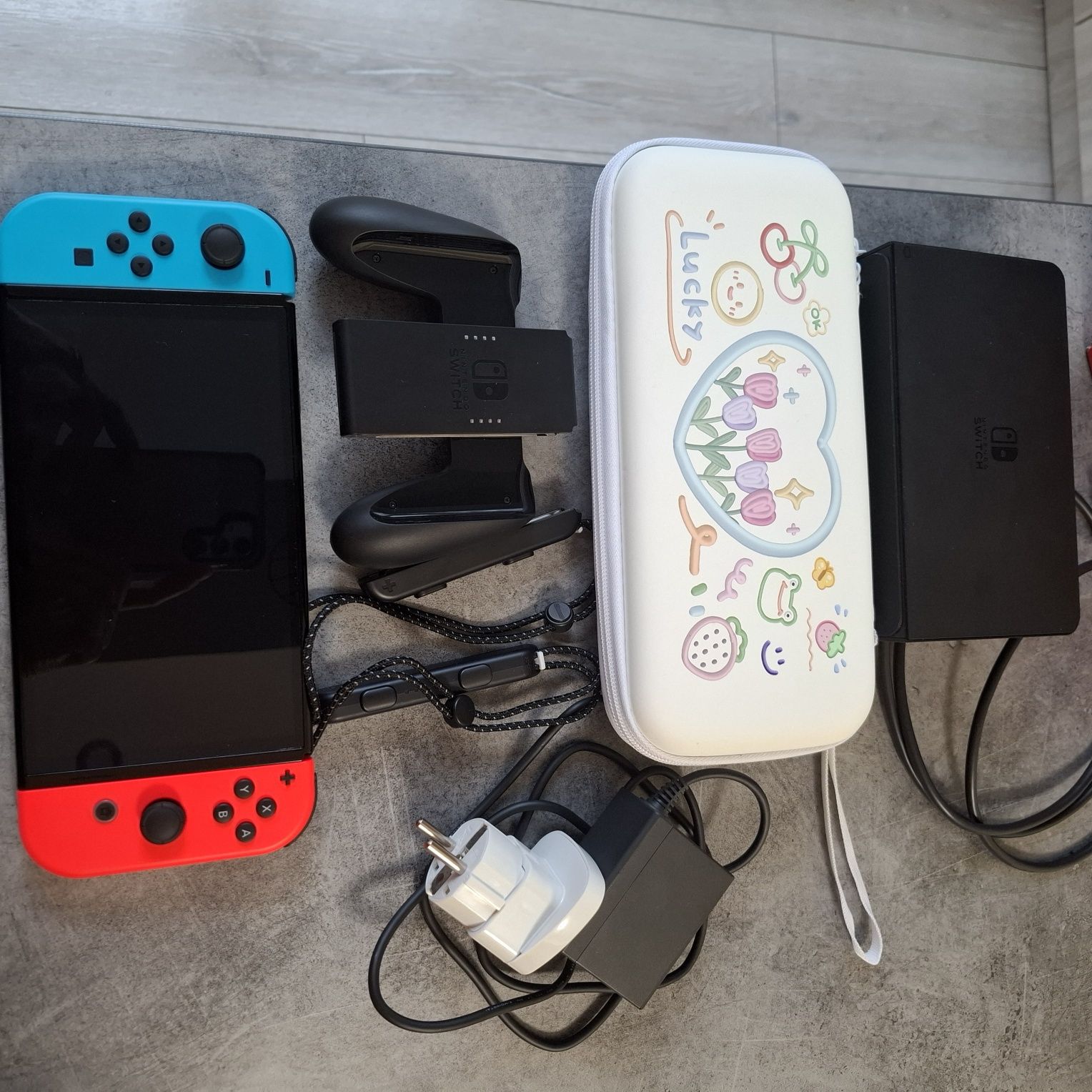 Nintendo switch oled ,червено и синьо плюс акаунт с игри