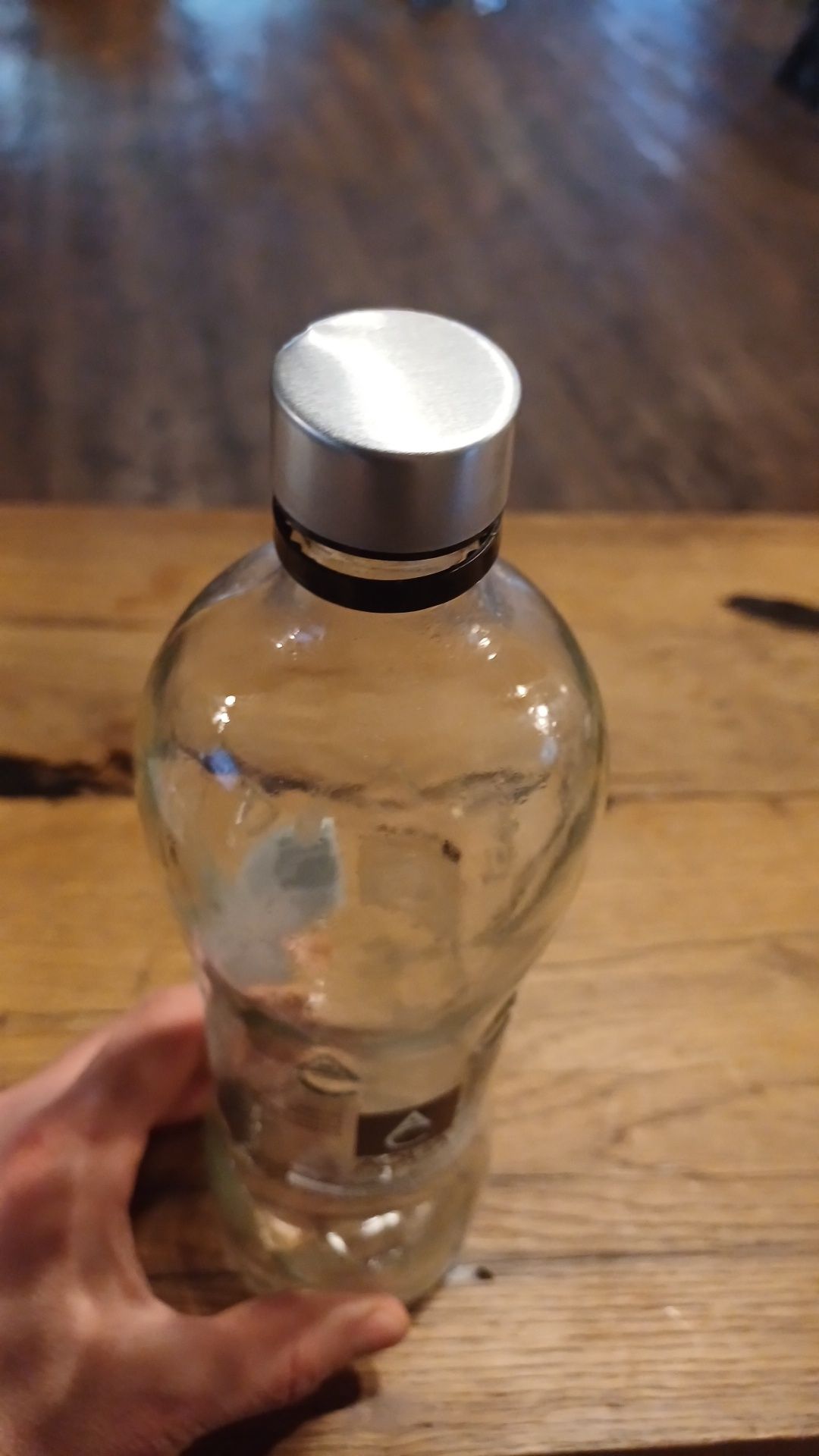 Vand capace pentru sticla de aqua carpatica..pret pe 100 buc