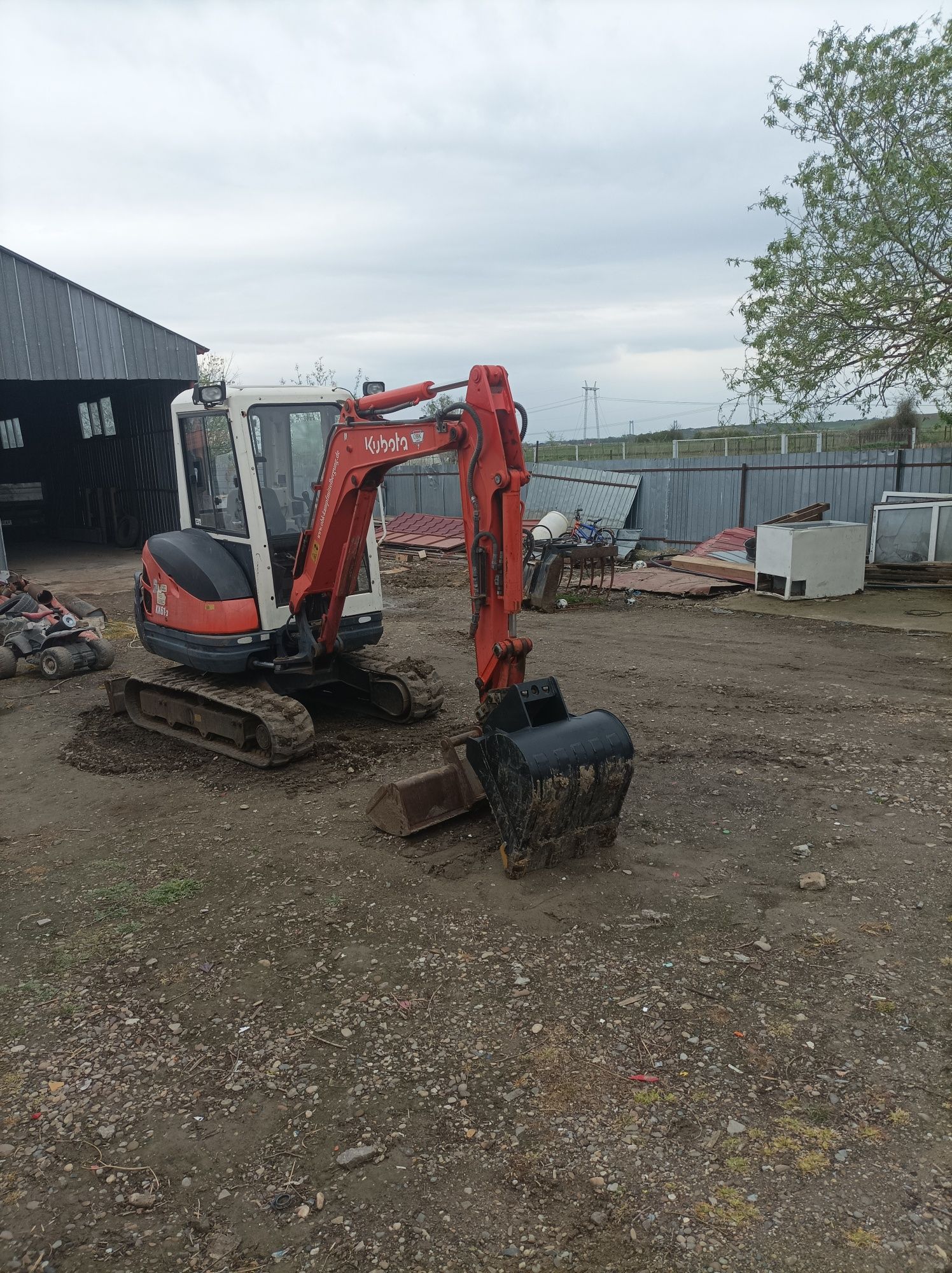 Miniexcavator Închiriez execut lucrări săpături fundați,fose,beciuri .