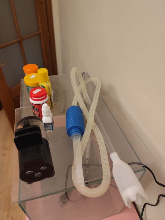 Vând acvariu complet echipat