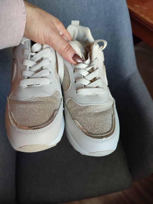 Бежово-златисти маратонки на платформа