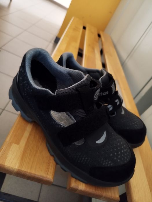 Vând sandale cu bombeu