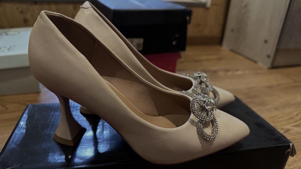 Продаю женские туфли 5000 тг• размер 36 • нарядные