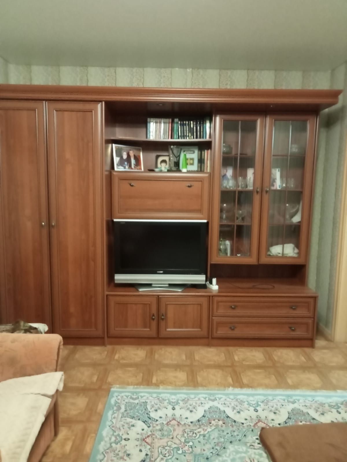 Продам диван  шифоньер и прихожая шкаф