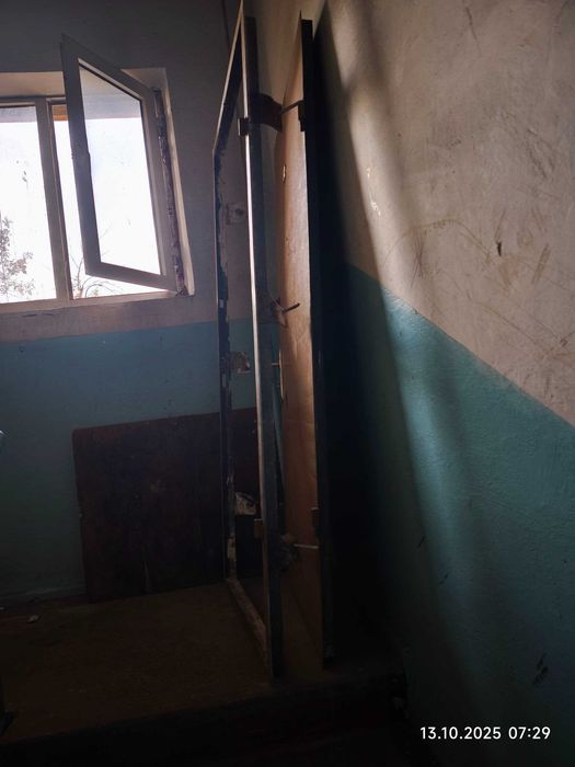 Продаётся входная железная дверь. С замком