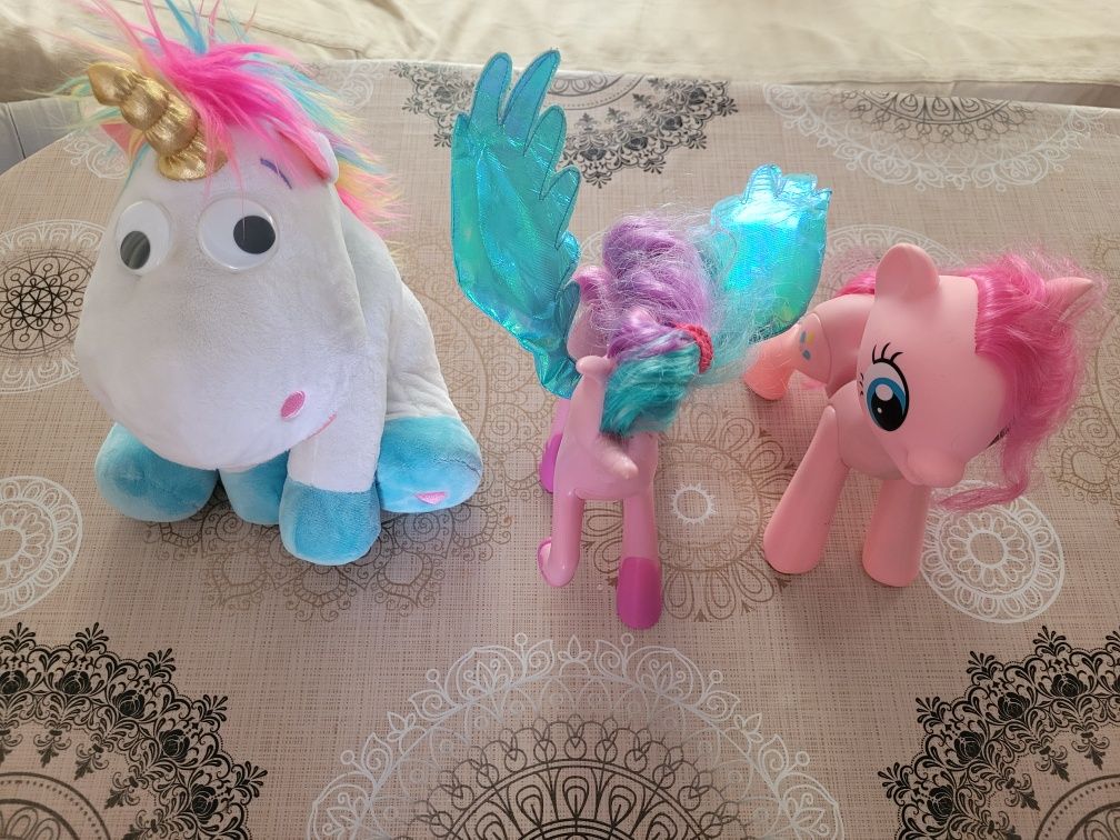 Различни плюшени играчки