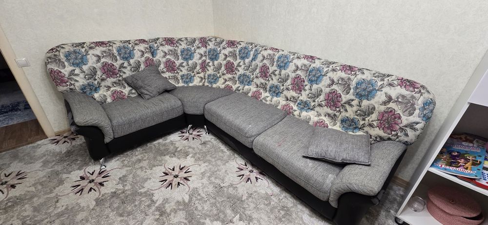 Диван и кресло ,диван угловой размер 2,2 м на 3м